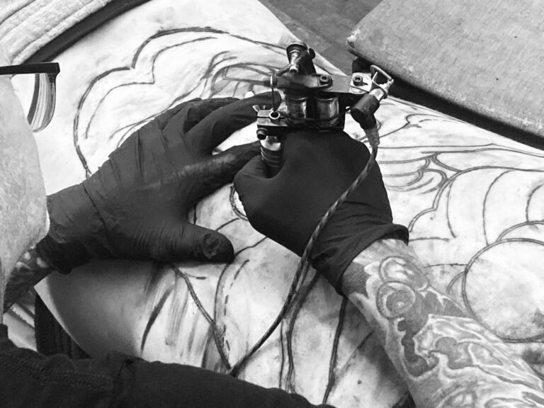 Dave tattooing1 768x576